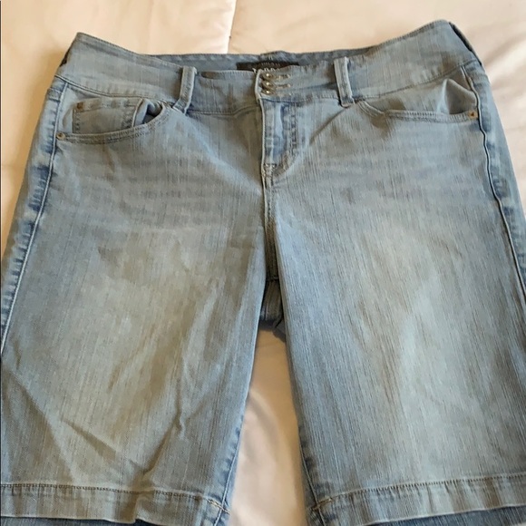 TORRID | 16 | Premium Stretch Denim Bermuda Shorts - Picture 5 of 9